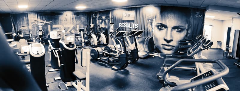 La salle du Club 34 à Dinan et ses appareils de cardio-training
